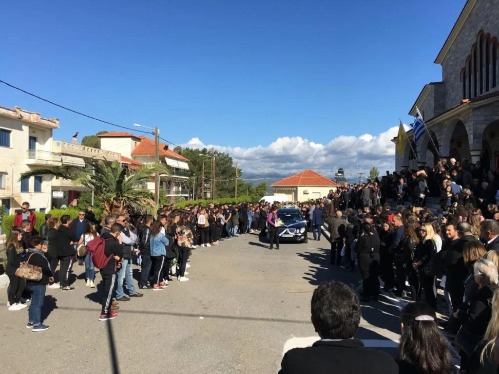 Ανείπωτος θρήνος – Κηδεύτηκε και ο τρίτος 15χρονος από το φρικτό τροχαίο στην Κυπαρισσία